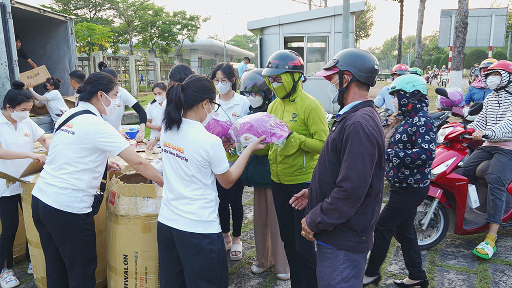 8US Games tặng những chiếc nón bảo hiểm chất lượng cao cho người lao động của KCN Long Thành và Nhơn Trạch